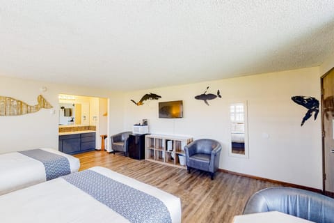 The Lamplighter Inn - Crab Shack and Whale Watching House in Oregon