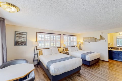 The Lamplighter Inn - Crab Shack and Whale Watching House in Oregon