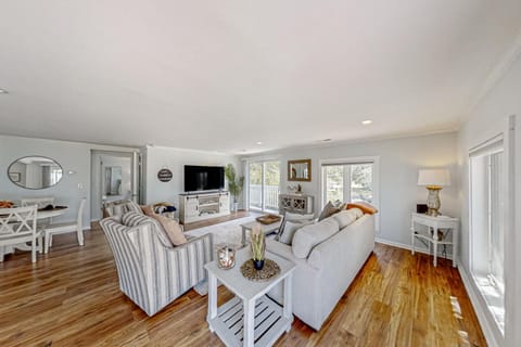 Lands End House in Garden City