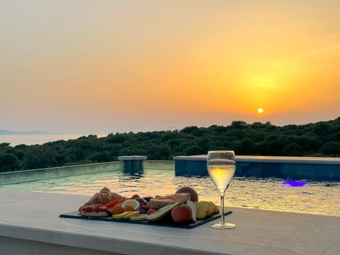 Natural landscape, View (from property/room), Balcony/Terrace, Food and drinks, Pool view, Sea view, Swimming pool, Alcoholic drinks, Sunset
