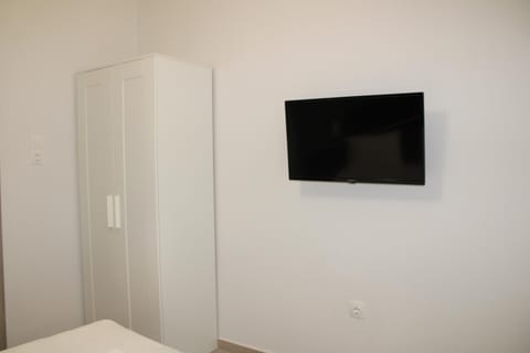 Bed, TV and multimedia, Photo of the whole room, Bedroom, wardrobe