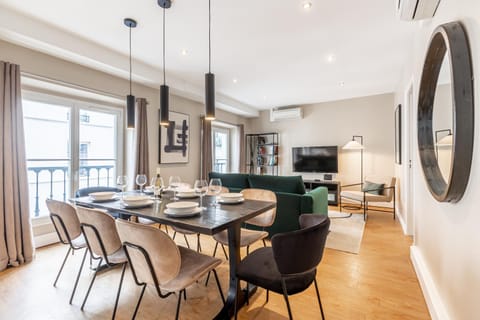 Seating area, Dining area