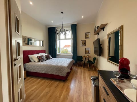Bed, TV and multimedia, Photo of the whole room, Bedroom, hair dresser