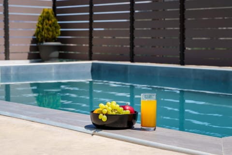Day, Food and drinks, Pool view