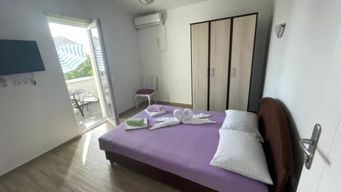 Bed, TV and multimedia, Bedroom, air conditioner
