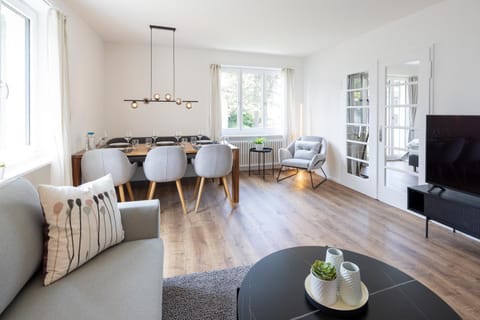 TV and multimedia, Living room, Seating area, Dining area
