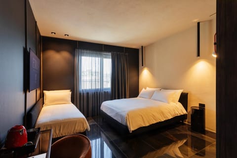 Shower, Toilet, Bed, Coffee/tea facilities, Balcony/Terrace, Lobby or reception, Photo of the whole room, Hiking, Bedroom, City view, Buffet breakfast, Drinks, heating, locker, oven, safe, shuttle, soundproof, towels, laundry, elevator, air conditioner