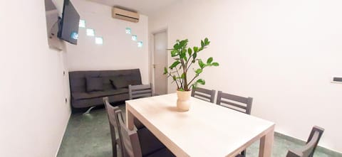 Communal lounge/ TV room, TV and multimedia, Dining area, air conditioner