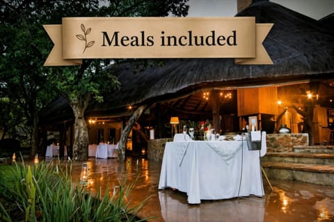 Property building, Restaurant/places to eat, Coffee/tea facilities, Lounge or bar, Food and drinks, Dining area, Meeting/conference room, Food, Breakfast, Lunch, Dinner, fireplace