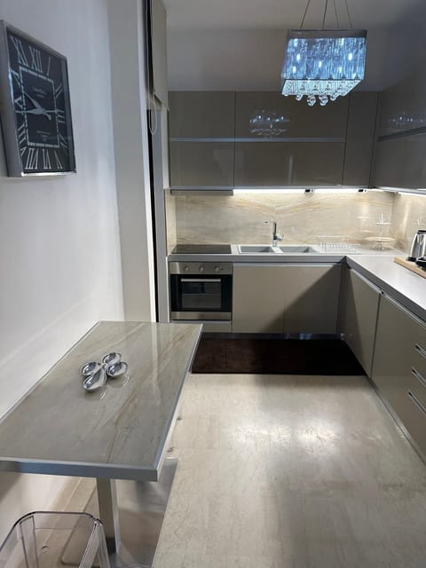Coffee/tea facilities, dishwasher, oven, stove, kitchen