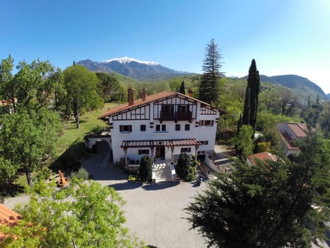Property building, Nearby landmark, Facade/entrance, Natural landscape, Bird's eye view, Garden, Garden, Lobby or reception, Garden view, Garden view, Landmark view, Mountain view