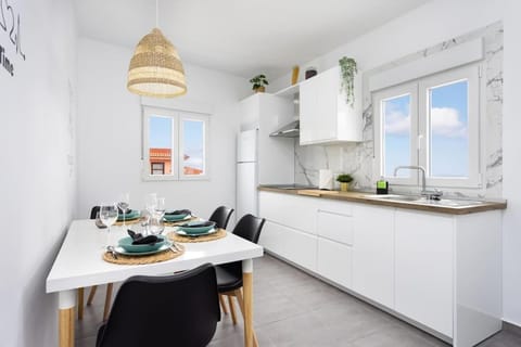 Kitchen or kitchenette, Dining area, stove