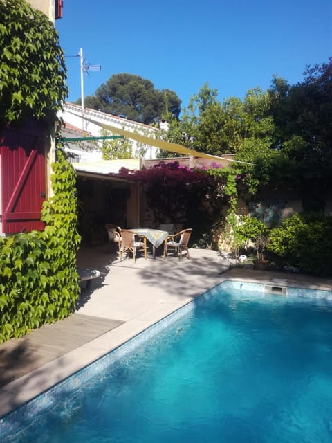 Patio, Dining area, Swimming pool