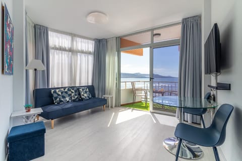 Communal lounge/ TV room, Natural landscape, TV and multimedia, Living room, Sea view