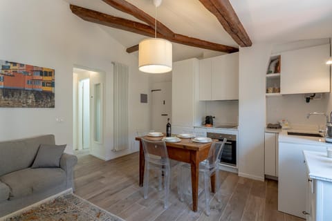 Kitchen or kitchenette, Seating area, stove