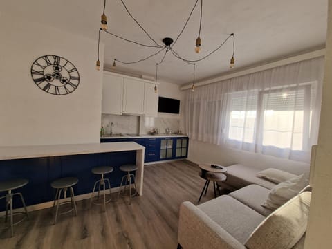 TV and multimedia, Kitchen or kitchenette, Living room, Seating area, Dining area