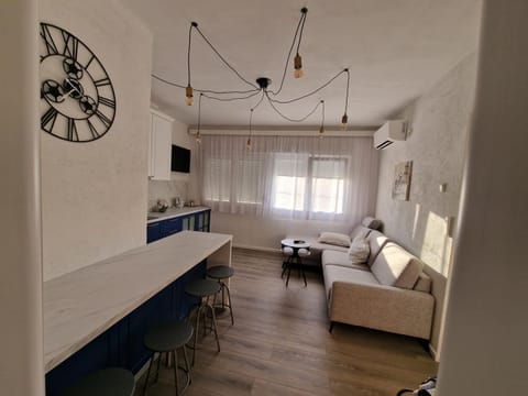 TV and multimedia, Kitchen or kitchenette, Living room, Seating area, air conditioner