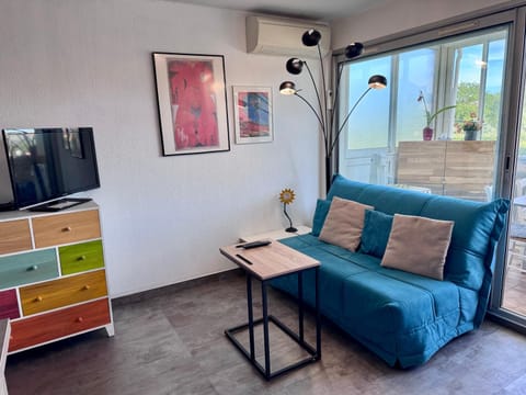 TV and multimedia, Living room, Seating area, air conditioner