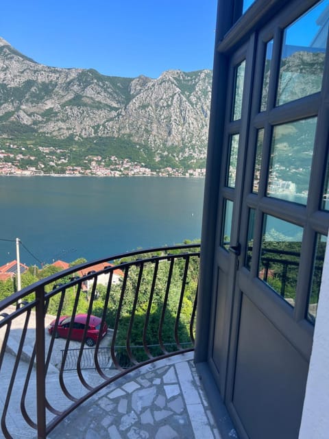 Property building, View (from property/room), Balcony/Terrace, City view, Sea view