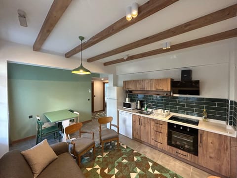 Coffee/tea facilities, Kitchen or kitchenette, Living room, Seating area, Dining area, dishwasher, minibar, pet friendly, stove