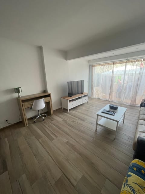 Superbe 3 pièces épurée de 65 m2, refait à Neuf, dans residence calme, climatisé, place de parking privée, à 800 m de la plage Apartment in Antibes