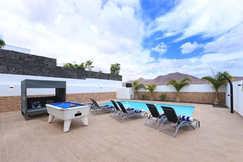 Patio, Balcony/Terrace, Mountain view, Swimming pool, sunbed