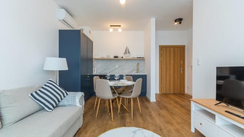 TV and multimedia, Kitchen or kitchenette, Living room, Seating area, Dining area