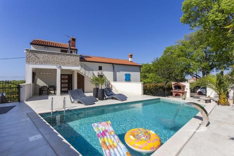 Property building, Swimming pool, sunbed