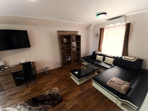 Communal lounge/ TV room, Bed, TV and multimedia, Living room, Photo of the whole room, Seating area, Evening entertainment