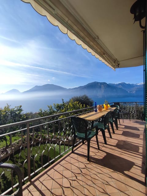 Natural landscape, Balcony/Terrace, Dining area, Lake view, Mountain view