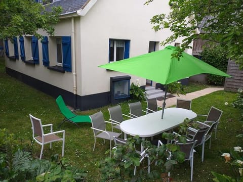 Property building, Patio, Garden, Garden view, sunbed