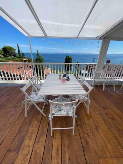 View (from property/room), Balcony/Terrace, Dining area, Sea view