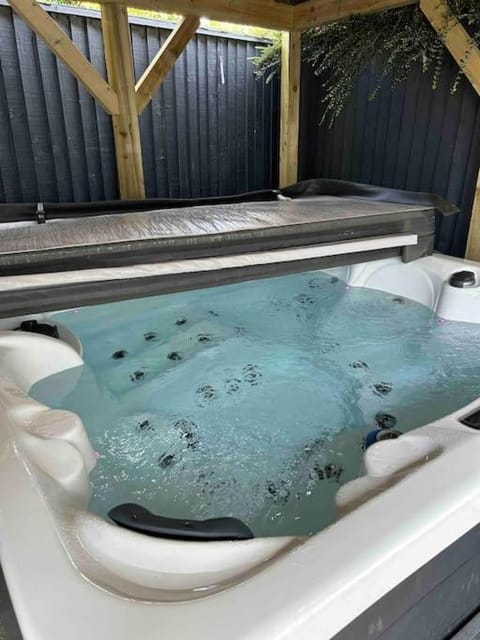 Cosy Studio Cabin with Optional Hot Tub Lilliput near Sandbanks beach Cabin in Poole