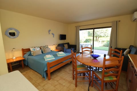 Bed, TV and multimedia, Living room, Photo of the whole room, Dining area, Bedroom