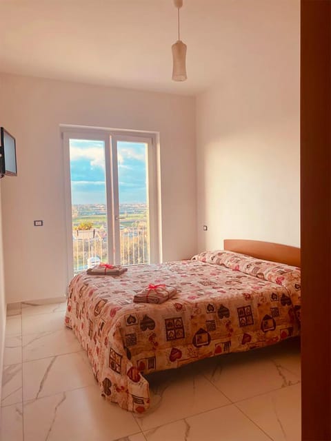 Bed, TV and multimedia, Photo of the whole room, Bedroom, towels