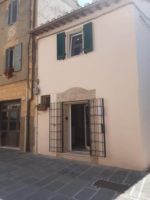 Property building, Facade/entrance, Day