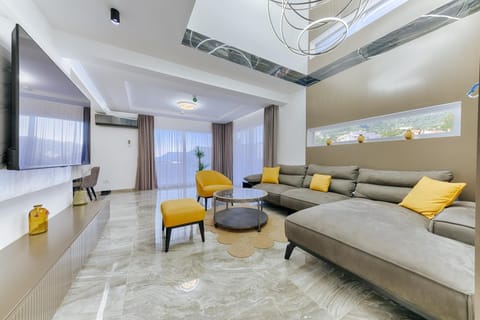 Communal lounge/ TV room, TV and multimedia, Living room, Seating area, Evening entertainment