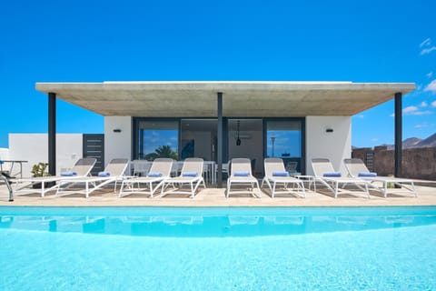 Shower, Property building, Natural landscape, BBQ facilities, Garden, Solarium, Table tennis, Balcony/Terrace, Pool view, Swimming pool, Parking, heating, internet, safe, sunbed, towels, air conditioner
