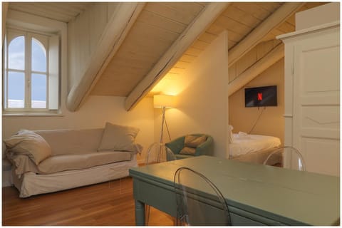 Bed, TV and multimedia, Living room, Photo of the whole room, City view