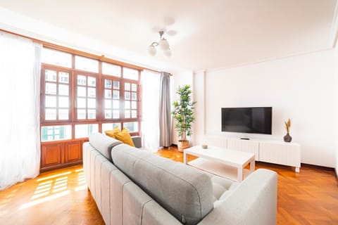 TV and multimedia, Living room, Evening entertainment