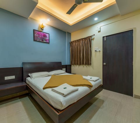Bed, Photo of the whole room, fireplace