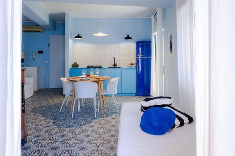 Kitchen or kitchenette, Living room, Seating area, Dining area, stove