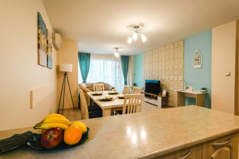 TV and multimedia, Kitchen or kitchenette, Living room, Seating area, Dining area