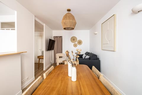 TV and multimedia, Living room, Seating area, Evening entertainment