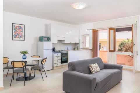 Kitchen or kitchenette, Living room, Seating area, Dining area, oven, stove