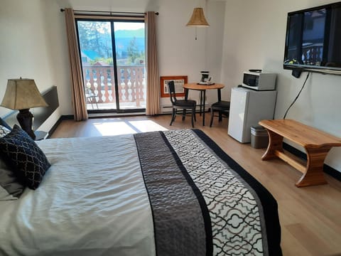 Bed, TV and multimedia, Photo of the whole room, Seating area, Bedroom, hair dresser, minibar