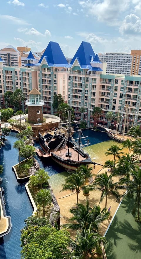 Property building, Day, Pool view, Swimming pool