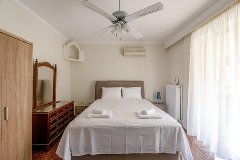 Bed, Photo of the whole room, Bedroom, fireplace, towels, wardrobe, air conditioner