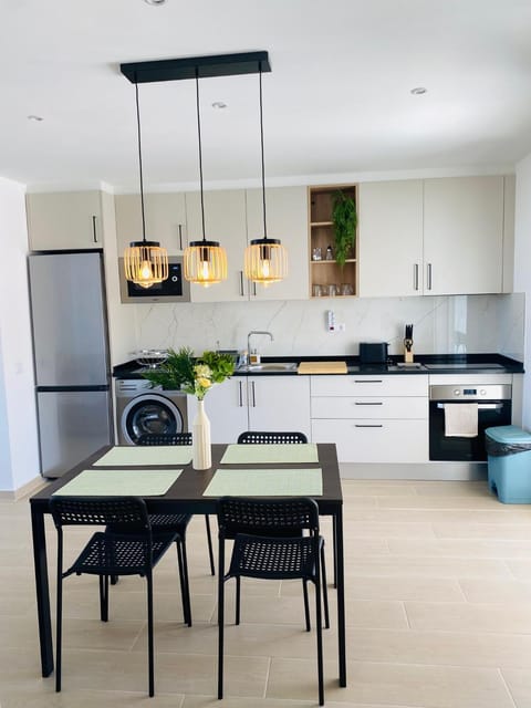Kitchen or kitchenette, Seating area, Dining area, minibar, pet friendly, stove