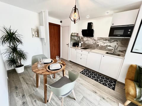 Kitchen or kitchenette, Dining area